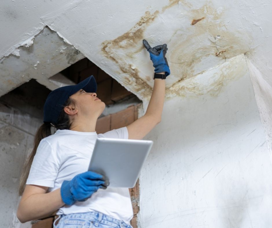 Water Damage Debris Removal in New York - water damage on the ceiling